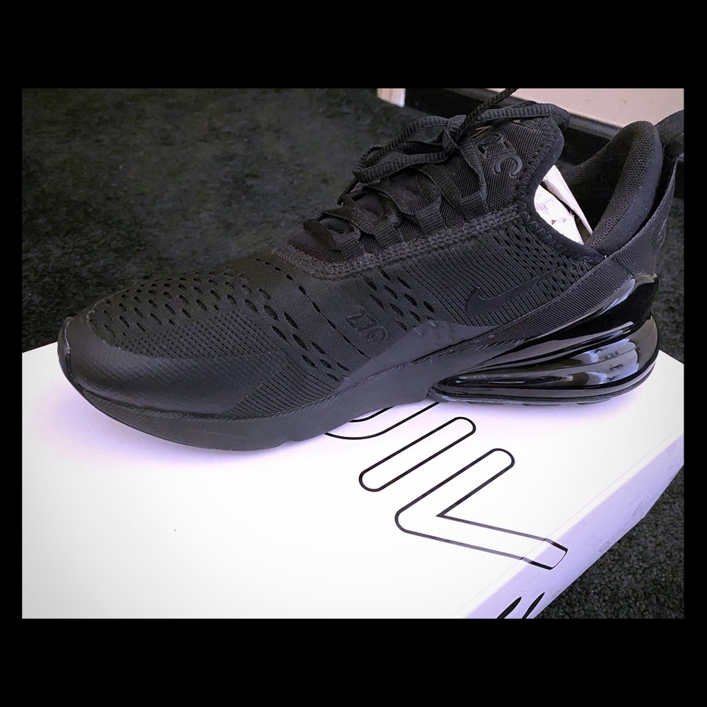 Air Max 270 (size 9 US) in Men- Black
